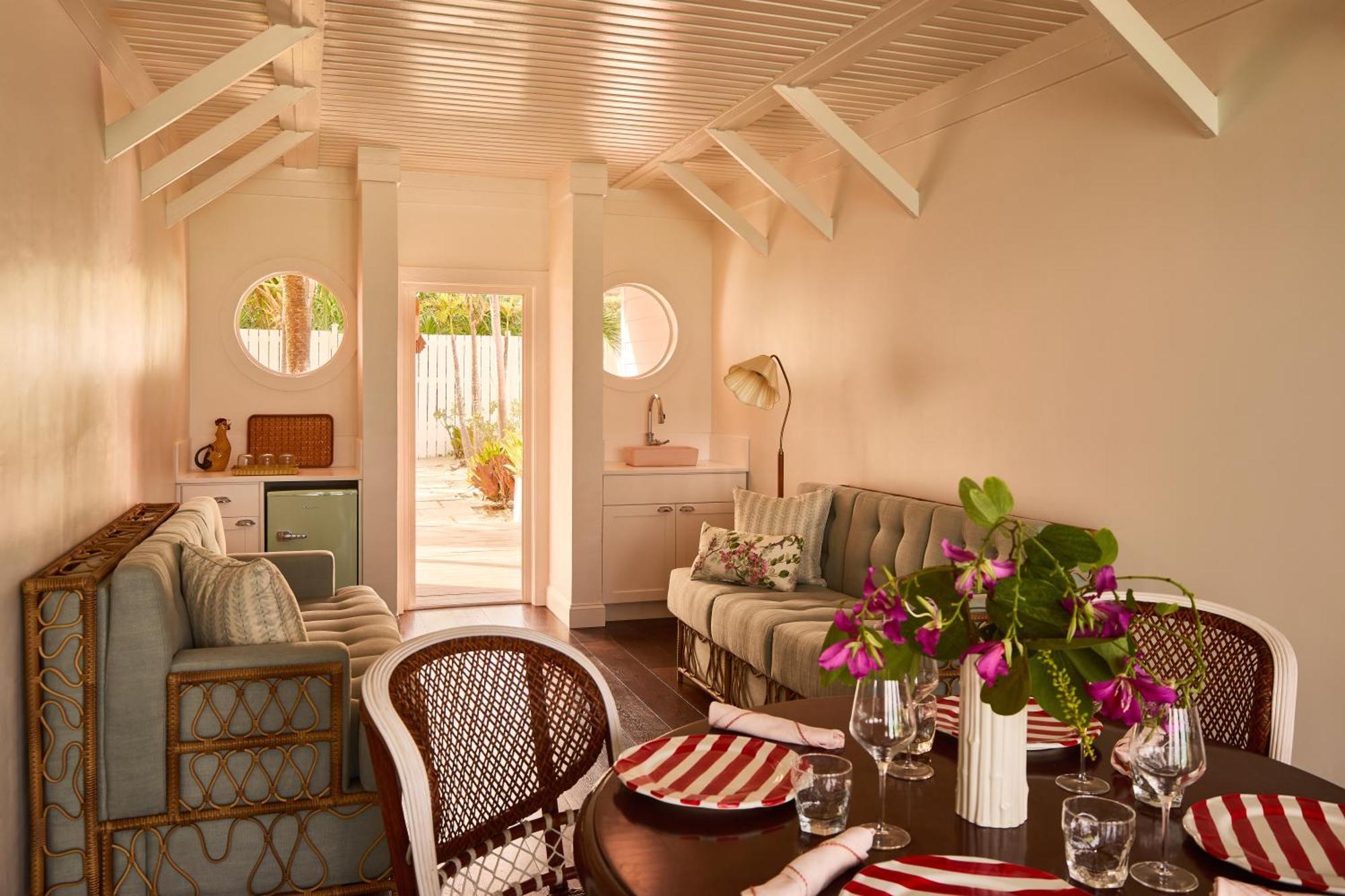 Coral Sands Inn & Cottages Dunmore Town Экстерьер фото